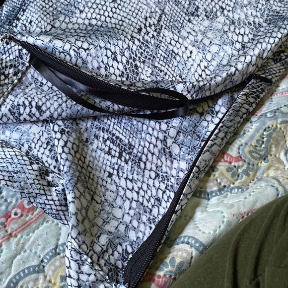 Gianni Bini silk style, satin like skirt, navy blue/white lizard print - Picture 5 of 5